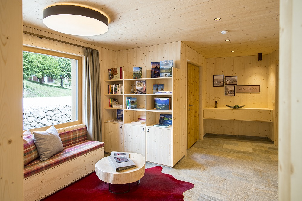 Eingang mit Bücherregal